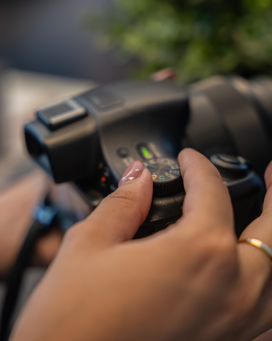 Videograaf stelt camera af 35 Videograaf stelt de juiste instellingen in van de camera