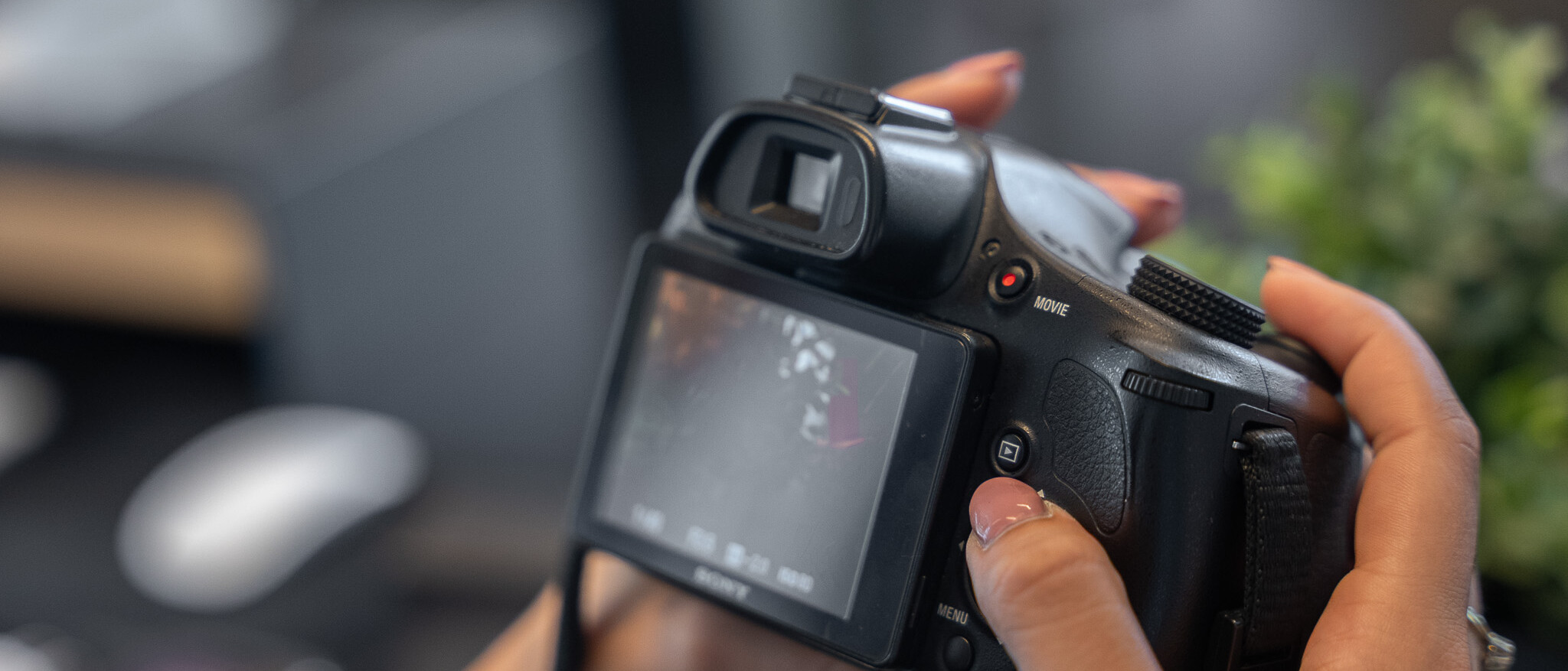 Videograaf stelt camera in bij BRAIN 1 Videograaf stelt zijn camera in voor een content shoot bij BRAIN