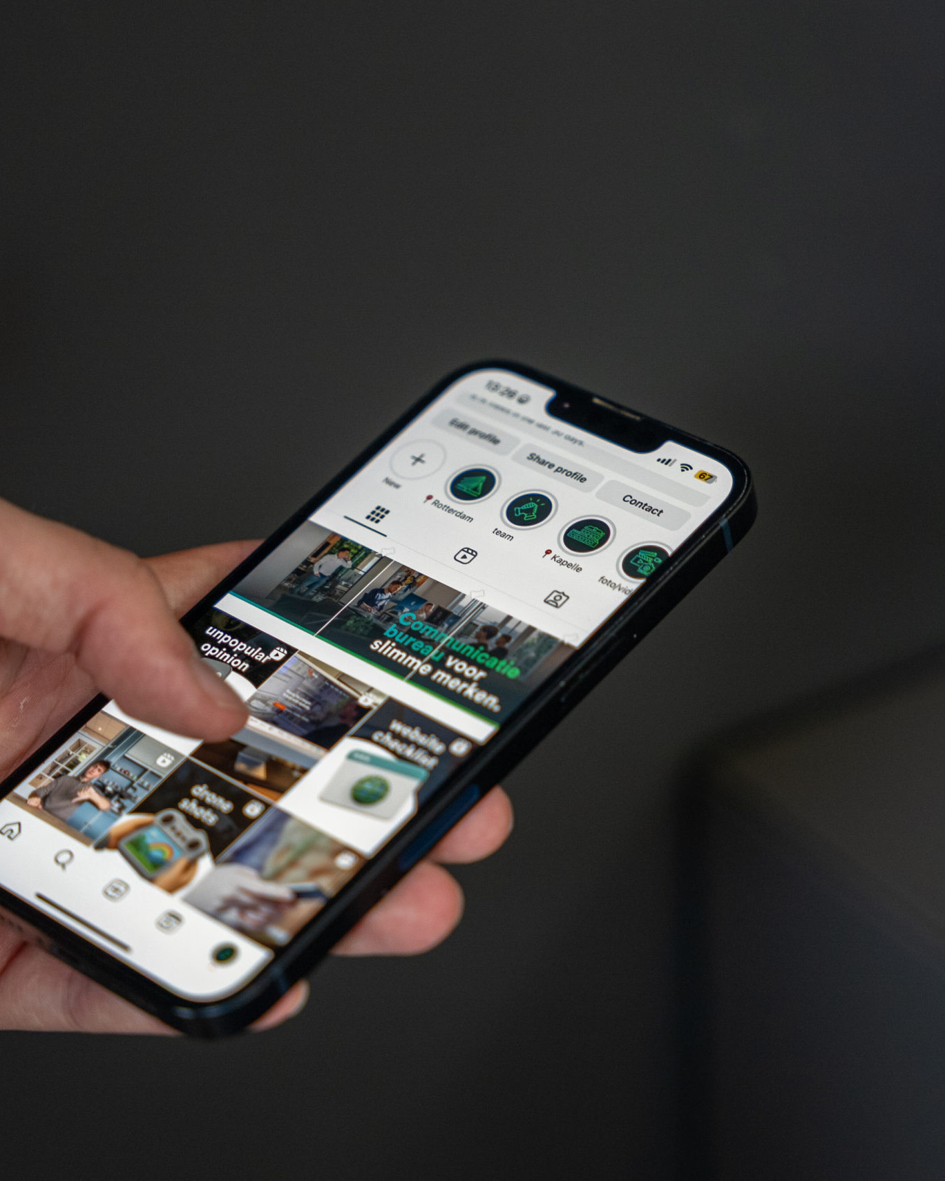 Iemand scrollt door Instagram BRAIN 35 Social media account door BRAIN