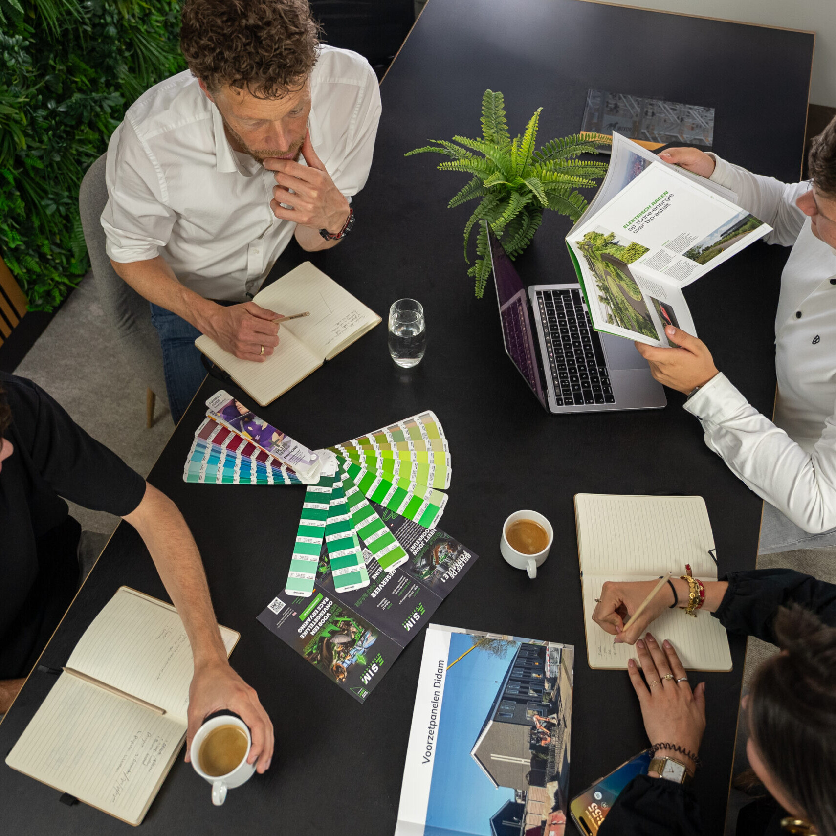 Overleg grafisch team 36 Design bureau in Rotterdam en in Zeeland