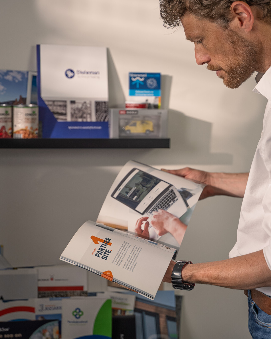 Voorbeelden van beurscommunicatie en beursmateriale 35 Brochures and flyers for trade fairs