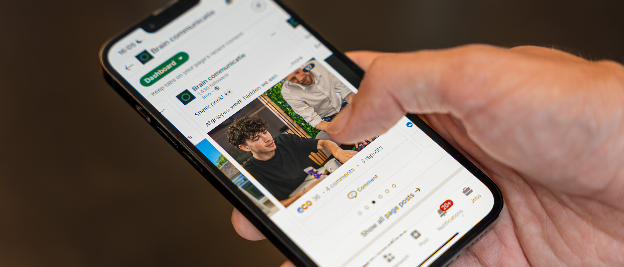 Een marketeer bekijkt een post op LinkedIn 1 Social media marketing bureau Rotterdam en Zeeland