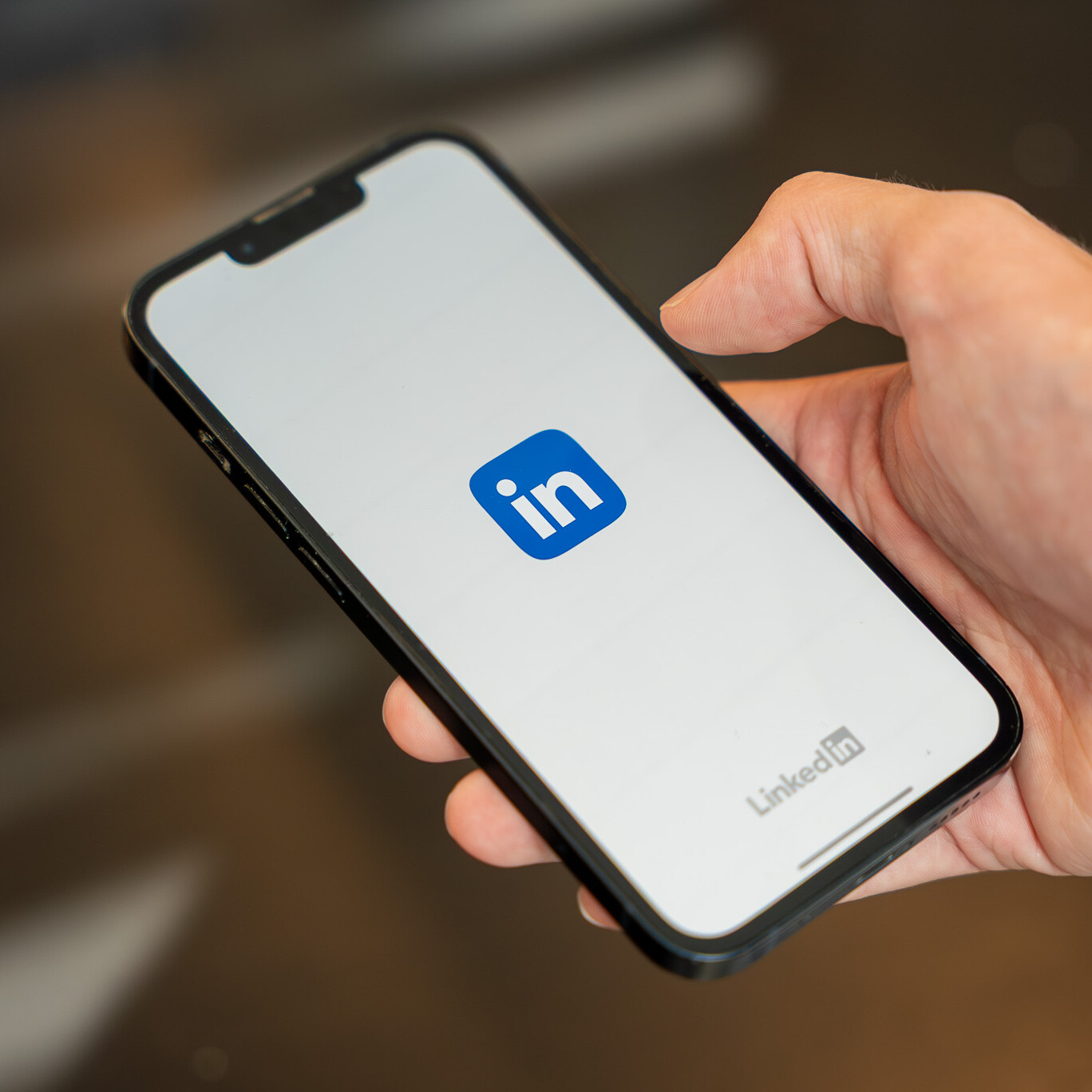 Een vrouw opent de LinkedIn app 36 LinkedIn social media beheer en planning