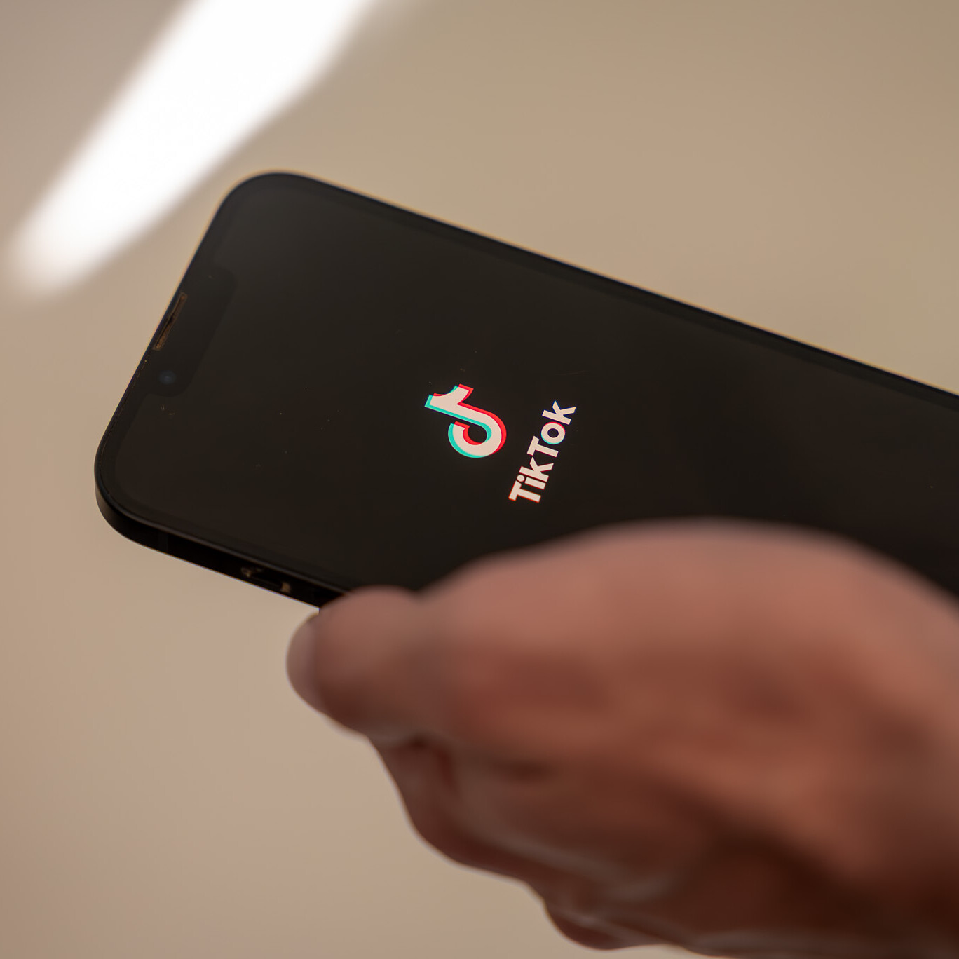 TikTok op een smartphone geopend 38 TikTok video´s voor meer naamsbekendheid